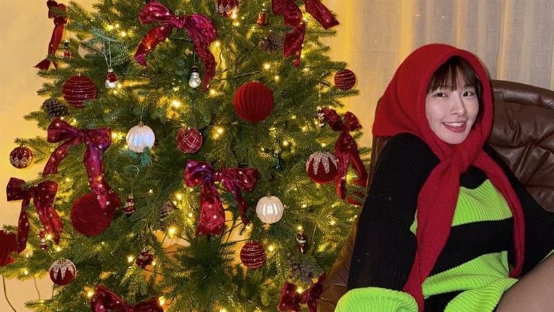 峮峮黑絲美到犯規　蜜臀腿根全露躺沙發