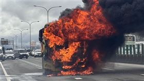 桃園台66線西向18.5公里處今天（27日）上午10時許發生一起火燒車事故，一輛聯結車行經該路段時，不明原因自燃