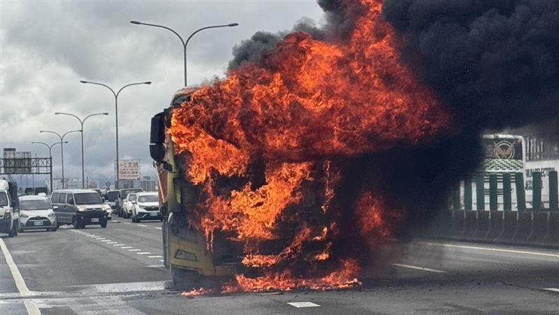新/台66線聯結車竄火全毀 駕駛跳車驚逃
