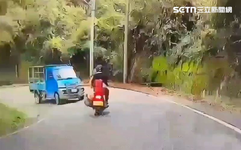 台南夫妻騎重機遊福壽山農場，下山途中與小貨車對撞受傷。（圖／翻攝畫面）
