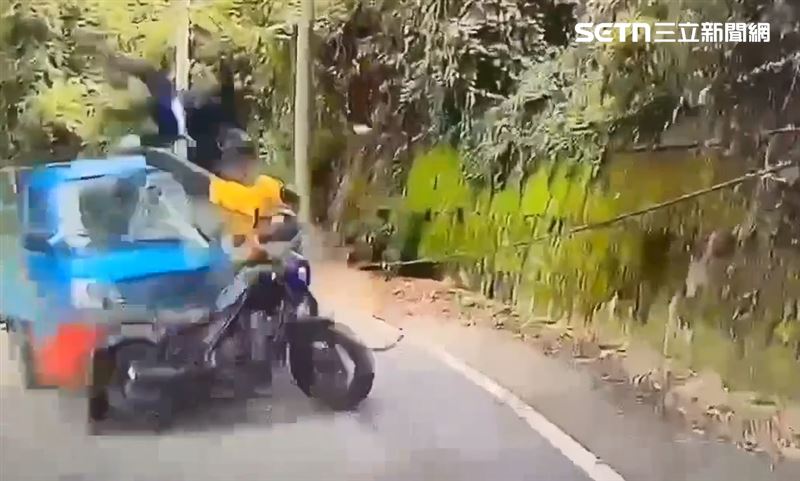 台南夫妻騎重機遊福壽山農場，下山途中與小貨車對撞受傷。（圖／翻攝畫面）