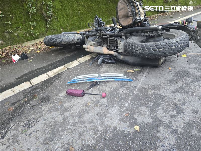 夫妻二人遭猛烈撞擊，騰空飛起1樓高，重機也被撞的零件四散。（圖／翻攝畫面）