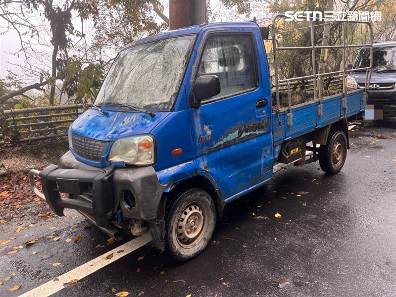 小貨車駕駛疑是逃逸移工，闖禍後逃離現場棄車，目前下落不明。（圖／翻攝畫面）