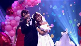 主持人許志豪攜手翁鈺鈞，上演甜蜜又誇張的「結婚戲碼」。(圖／三立提供）