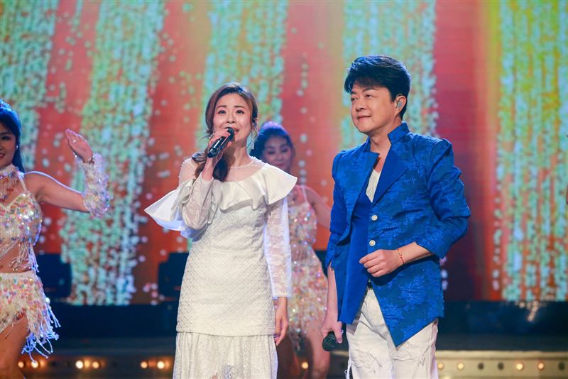 林姍與翁立友合唱。(圖／民視提供）