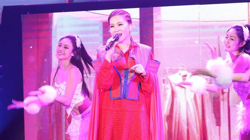 「台灣歌姬」黃妃首度擔綱歌之饗宴主秀，獻唱多首經典金曲，氣場十足、魅力全開。圖／寶吉祥集團提供