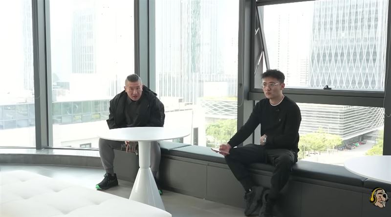 館長首度公開在廈門的全新辦公室。（圖／翻攝自館長惡名昭彰 YT）