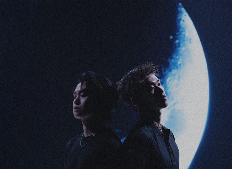 〈飛蛾與蝴蝶〉官方釋出全新「晝夜版」，改由U:NUS成員蔡承祐與師弟ZORN重新詮釋。（圖／滾石唱片提供）