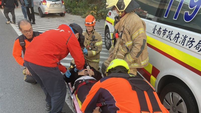 2名少女被救起時意識清楚，1人大腿骨折、1人全身疼痛，送醫後都沒有大礙。（圖／翻攝畫面）