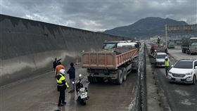 2輛砂石車對撞後事故現場。（圖／翻攝畫面）