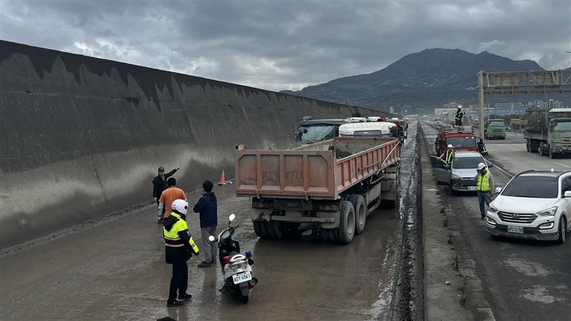 2輛砂石車對撞後事故現場。（圖／翻攝畫面）