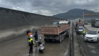 2輛砂石車對撞後事故現場。（圖／翻攝畫面）