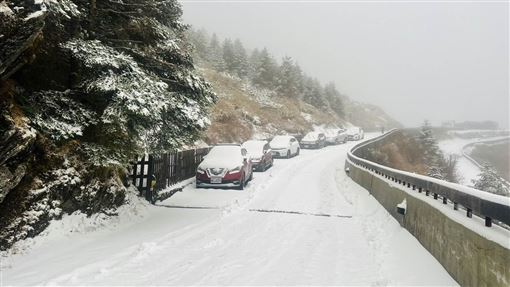武嶺入冬首降雪　台14甲翠峰-大禹嶺封路