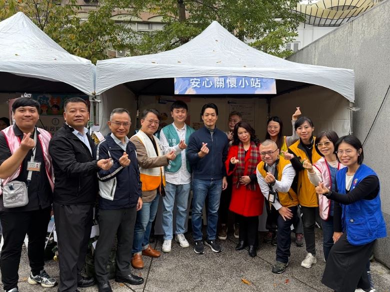 蔣萬安赴北捷案的中山站「安心關懷小站」視察（圖／北市府提供）