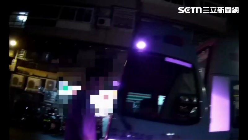 男子酒後對自己轎車拳打腳踢，連自己都受傷送醫。（圖／翻攝畫面）