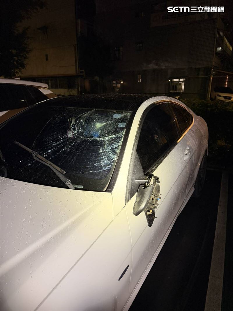 男子酒後對自己轎車拳打腳踢，連自己都受傷送醫。（圖／翻攝畫面）