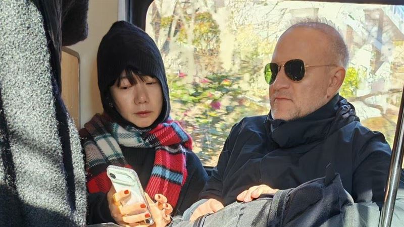 影后同遊神秘男被拍　目擊人：他又摸又抱