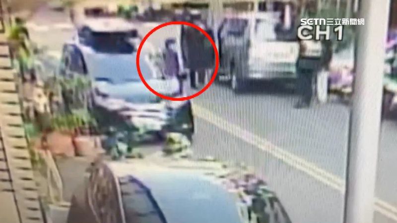 警方前來處理時發現好幾台車嚴重影響交通，當場開罰