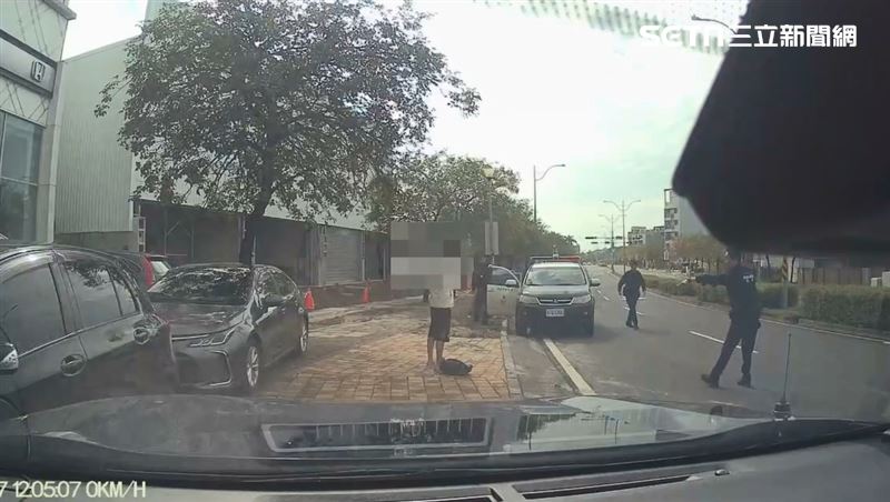 警方獲報火速趕抵現場，以優勢警力逮捕男子。（圖／翻攝畫面）