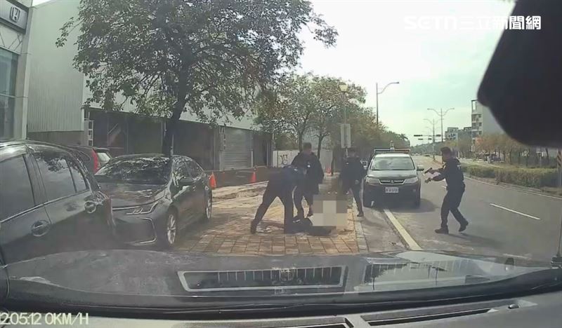 警方獲報火速趕抵現場，以優勢警力逮捕男子。（圖／翻攝畫面）