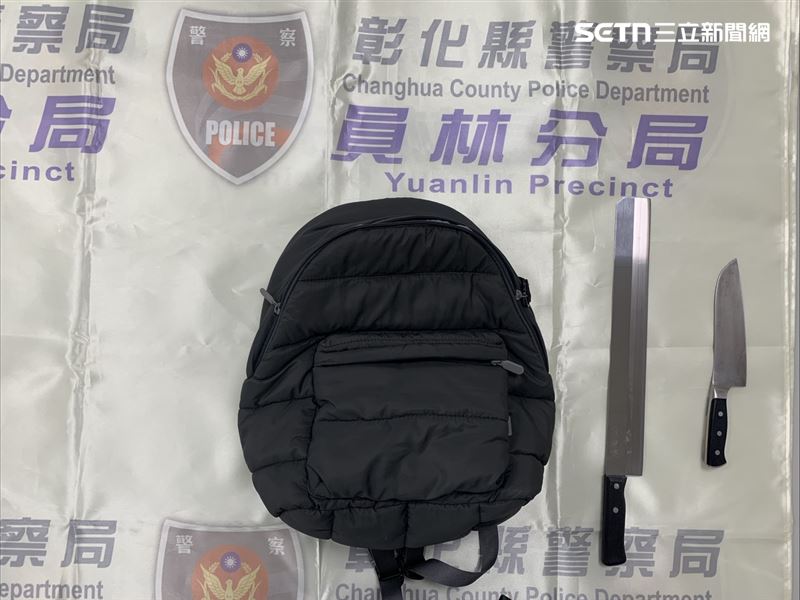 男子手持雙刀逛大街，警方到場發現男子手腳上有刀傷。（圖／翻攝畫面）