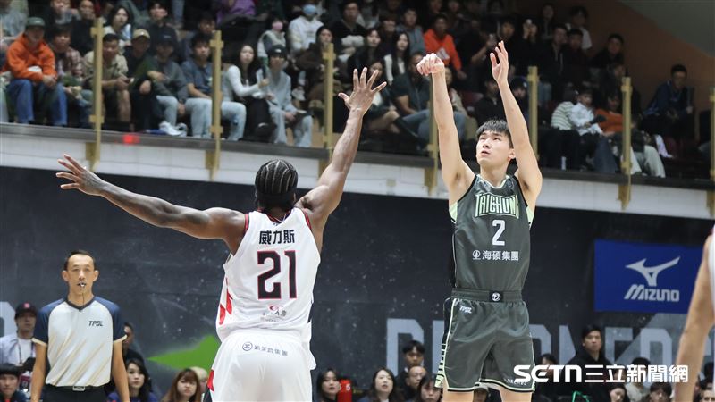 TPBL例行賽，福爾摩沙夢想家前鋒馬建豪三分線外出手。（圖／記者劉彥池攝影）