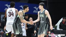 TPBL例行賽，福爾摩沙夢想家前鋒馬建豪和隊友布依德擊掌。（圖／記者劉彥池攝影）