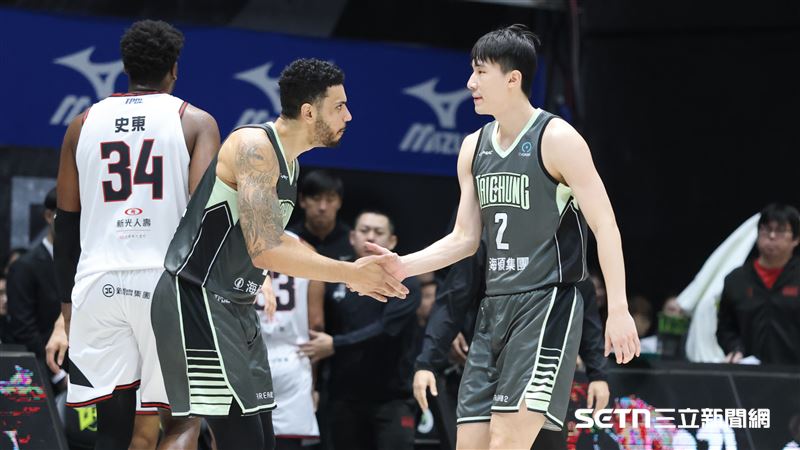 TPBL例行賽，福爾摩沙夢想家前鋒馬建豪和隊友布依德擊掌。（圖／記者劉彥池攝影）