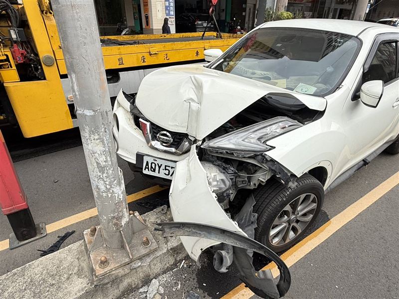 小客車偏離車道猛撞上分隔島上的燈桿。（圖／翻攝畫面）