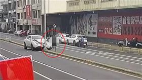 台南安平區今天（27日）上午發生一起車禍，一名駕駛開車行經慶平路時，車輛突然偏離車道，猛撞上分隔島上的路燈，駕駛肇事後匆忙逃離現場，過程全被監視器拍下