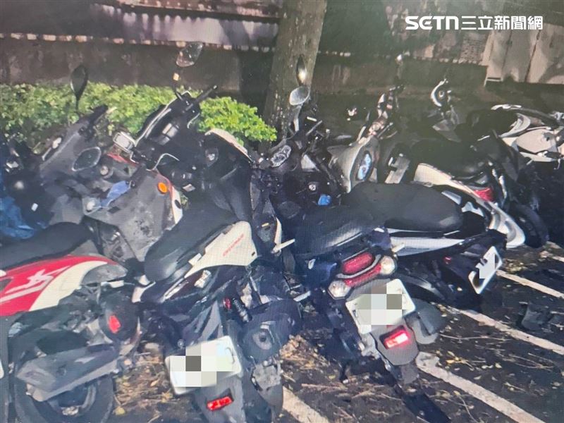 桃園蘇男開車行經高鐵南路撞翻27輛機車。（圖／翻攝畫面）