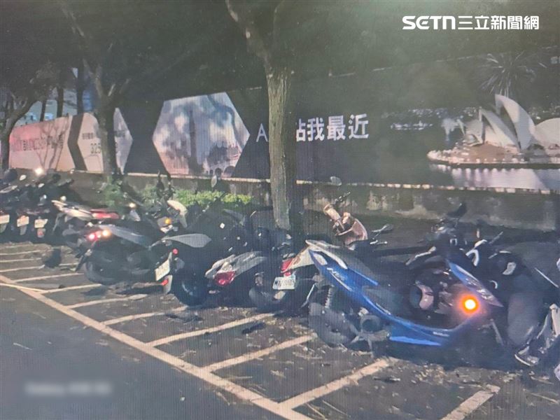 桃園蘇男開車行經高鐵南路撞翻27輛機車。（圖／翻攝畫面）