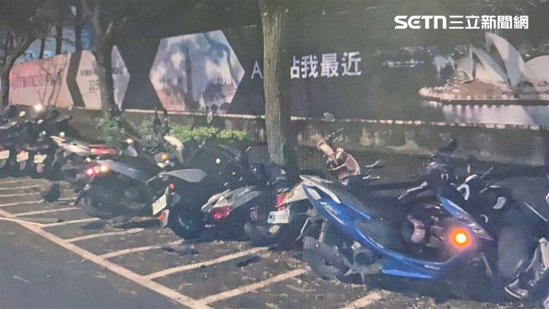 深夜自撞路旁27機車　22歲男從現場悄溜走