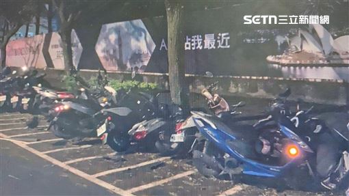 深夜自撞路旁27機車　22歲男從現場悄溜走