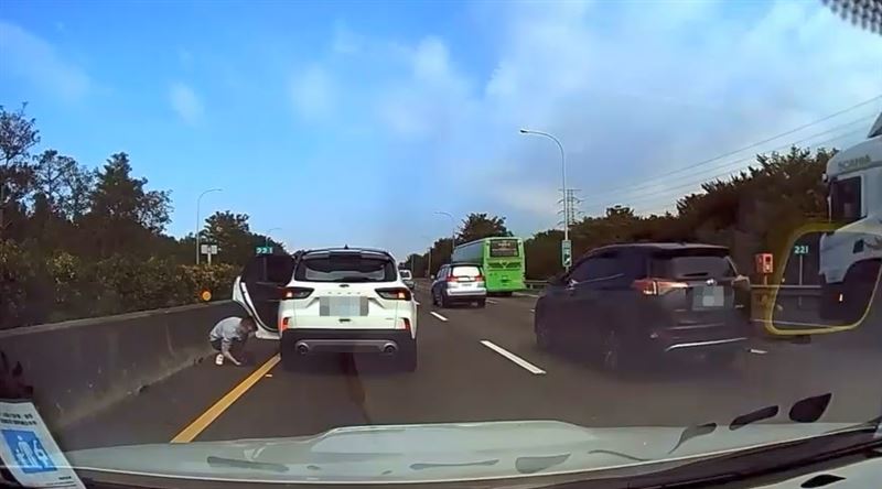 國道發生犬隻撞擊事故，好心人停車救援，後車也幫忙拉開安全距離，暖心舉動獲網友大讚。（圖／網友kai8087授權提供）