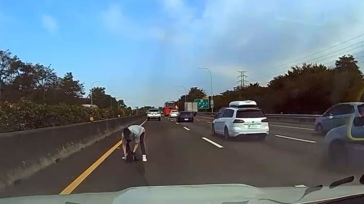 國道發生犬隻撞擊事故，好心人停車救援，後車也幫忙拉開安全距離，暖心舉動獲網友大讚。（圖／網友kai8087授權提供）