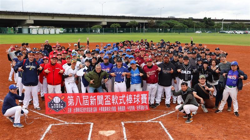 第8屆新聞盃在觀山棒球場開打。（圖／台灣棒球記者作家協會提供）