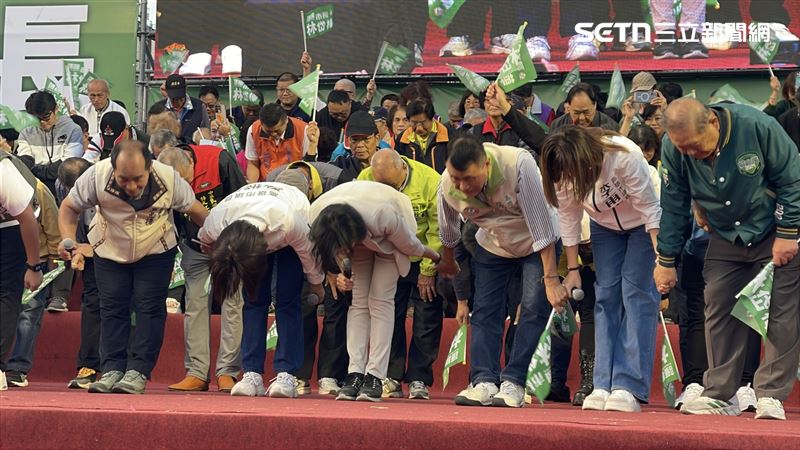 林岱樺鳳山造勢壓軸演說後，率領市議員主持群向台下鞠躬致謝。（圖／記者洪正達攝影）