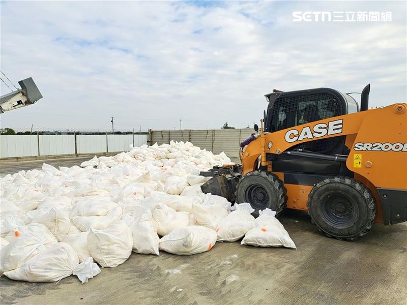 防疫人員今（27）日前往撲殺2萬7347隻蛋雞，全裝進白色麻布袋中做上記號，由小山貓鏟起運走。（圖／翻攝畫面）
