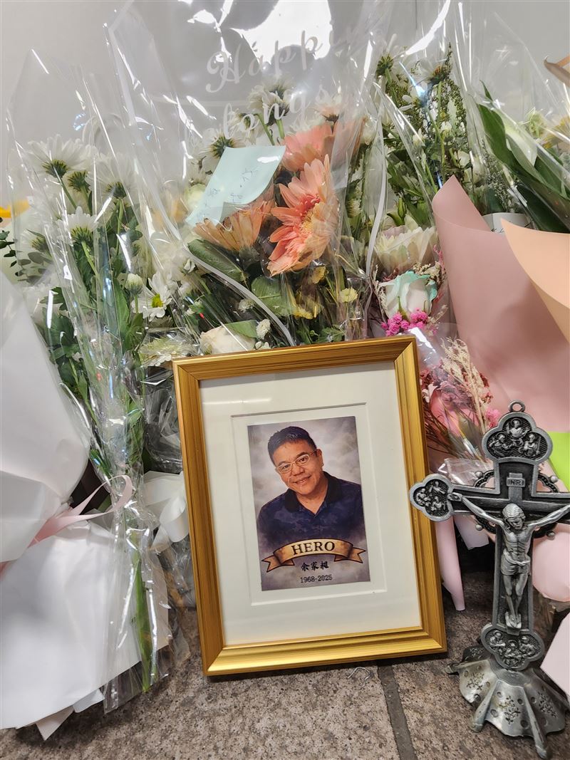 張文北捷殺人！甜點女櫃員跪趴躲死劫，滿滿余家昶追憶花束字條藏淚。（圖／記者鍾志鵬攝影）