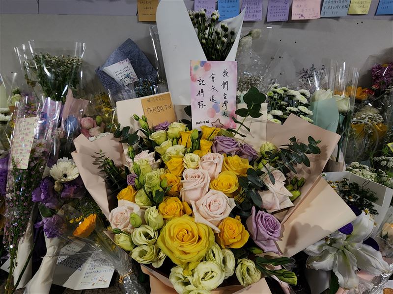 張文北捷殺人！甜點女櫃員跪趴躲死劫，滿滿余家昶追憶花束字條藏淚。（圖／記者鍾志鵬攝影）