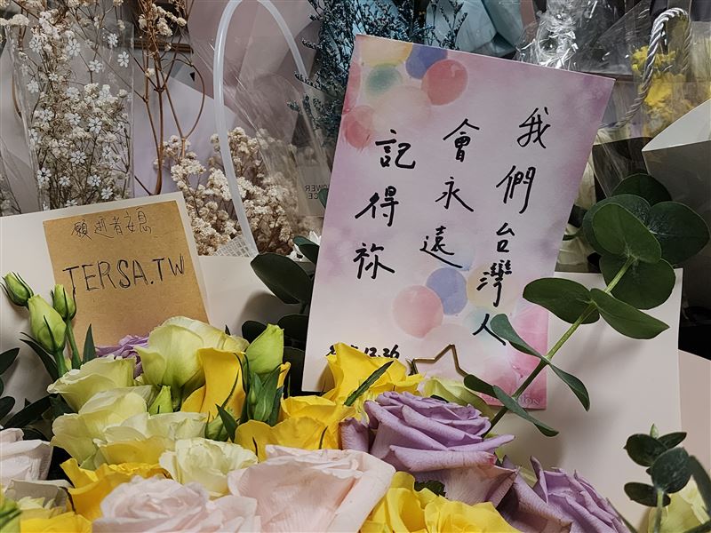 張文北捷殺人！甜點女櫃員跪趴躲死劫，滿滿余家昶追憶花束字條藏淚。（圖／記者鍾志鵬攝影）