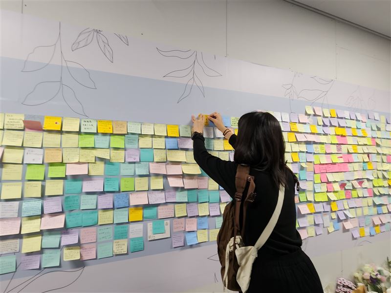 張文北捷殺人！甜點女櫃員跪趴躲死劫，滿滿余家昶追憶花束字條藏淚。（圖／記者鍾志鵬攝影）