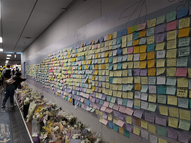 張文北捷殺人！甜點女櫃員跪趴躲死劫，滿滿余家昶追憶花束字條藏淚。（圖／記者鍾志鵬攝影）