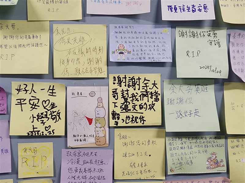 張文北捷殺人！甜點女櫃員跪趴躲死劫，滿滿余家昶追憶花束字條藏淚。（圖／記者鍾志鵬攝影）