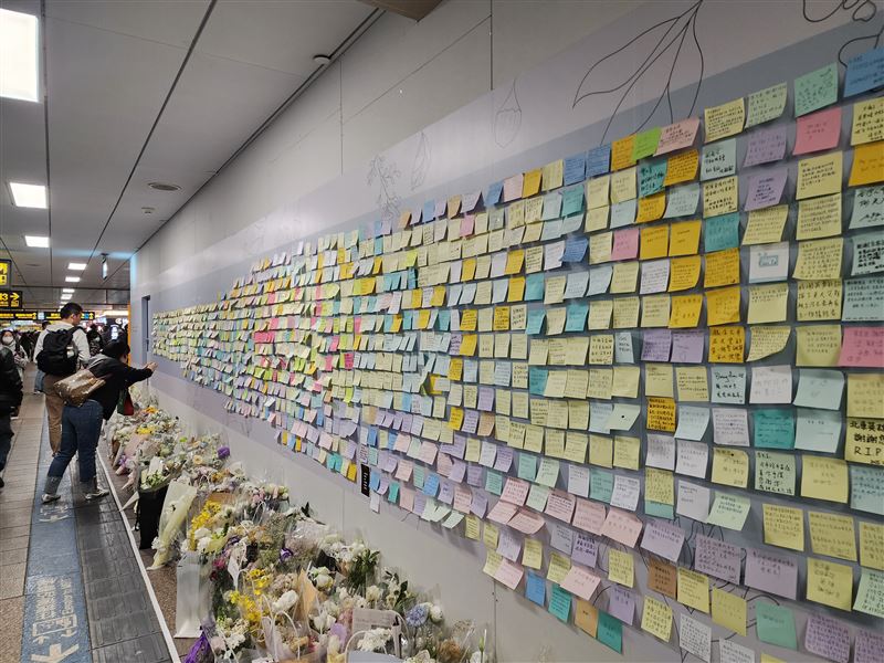 張文北捷殺人！甜點女櫃員跪趴躲死劫，滿滿余家昶追憶花束字條藏淚。（圖／記者鍾志鵬攝影）