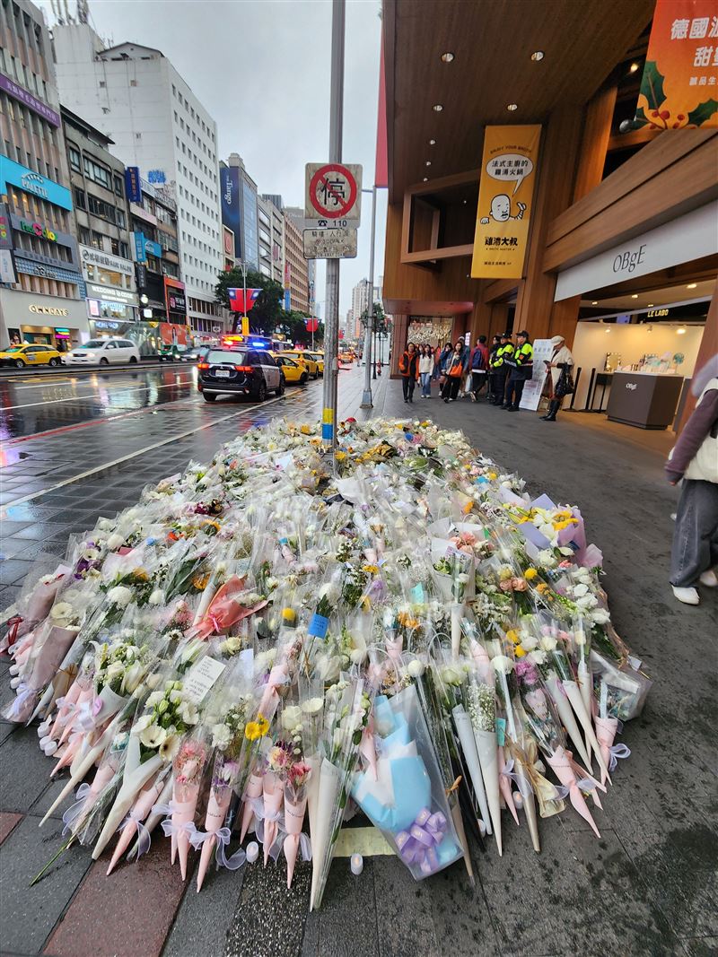 張文北捷殺人！甜點女櫃員跪趴躲死劫，滿滿余家昶追憶花束字條藏淚。（圖／記者鍾志鵬攝影）