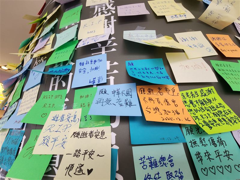 張文北捷殺人！甜點女櫃員跪趴躲死劫，滿滿余家昶追憶花束字條藏淚。（圖／記者鍾志鵬攝影）