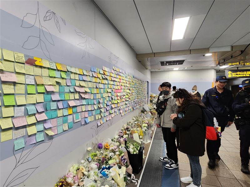 張文北捷殺人！甜點女櫃員跪趴躲死劫，滿滿余家昶追憶花束字條藏淚。（圖／記者鍾志鵬攝影）