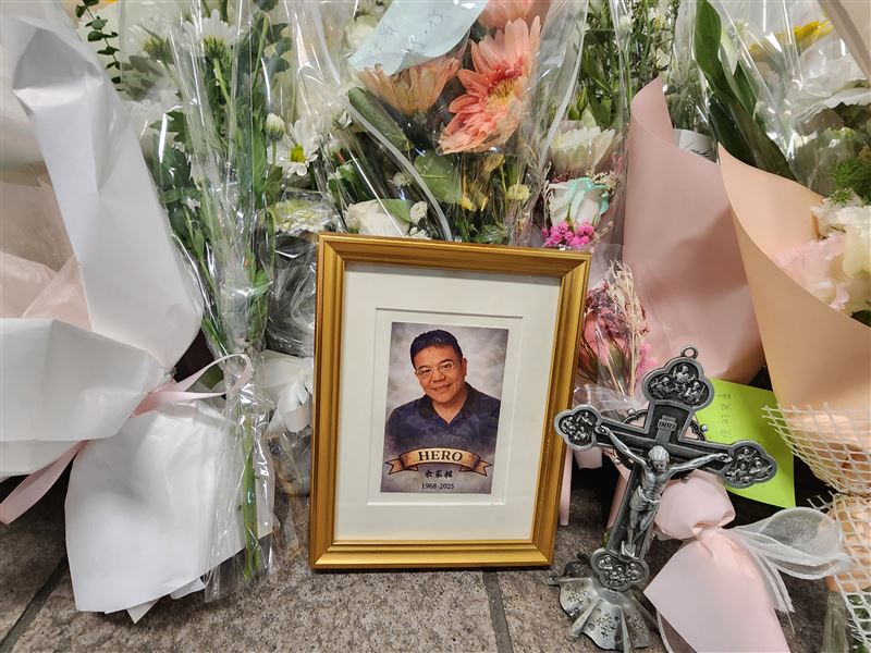 張文北捷殺人！甜點女櫃員跪趴躲死劫，滿滿余家昶追憶花束字條藏淚。（圖／記者鍾志鵬攝影）